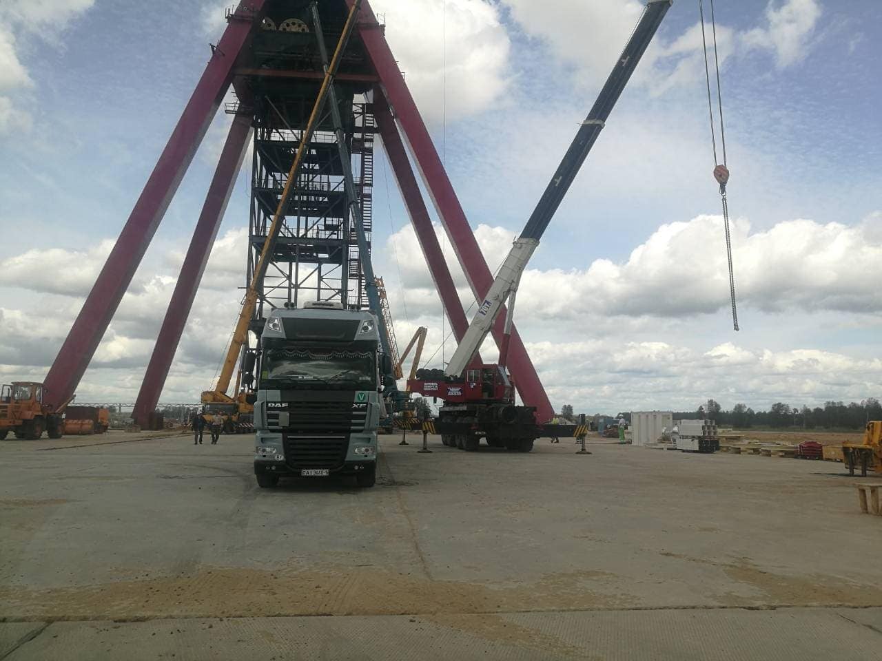 На Нежинский ГОК прибывают первые машины с комплектующими