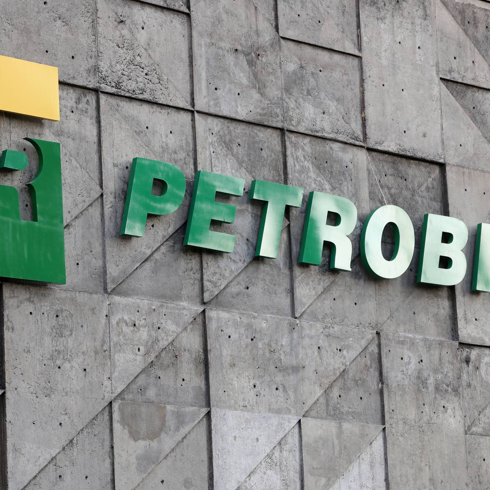 Petrobras снова продает два химических завода