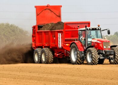 В Беларуси началось внесение органических удобрений