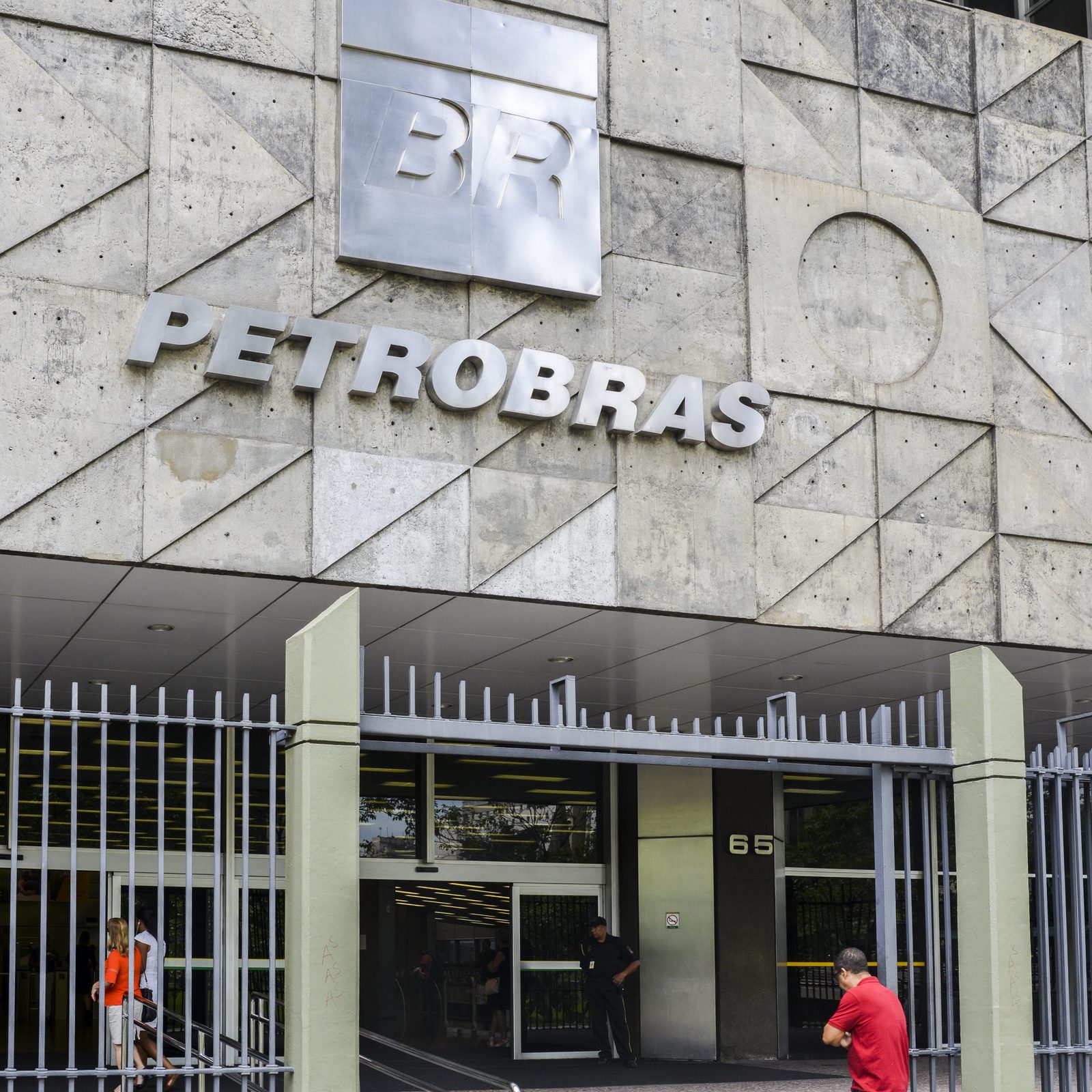 В сделке Petrobras с «Акроном» возникли сложности