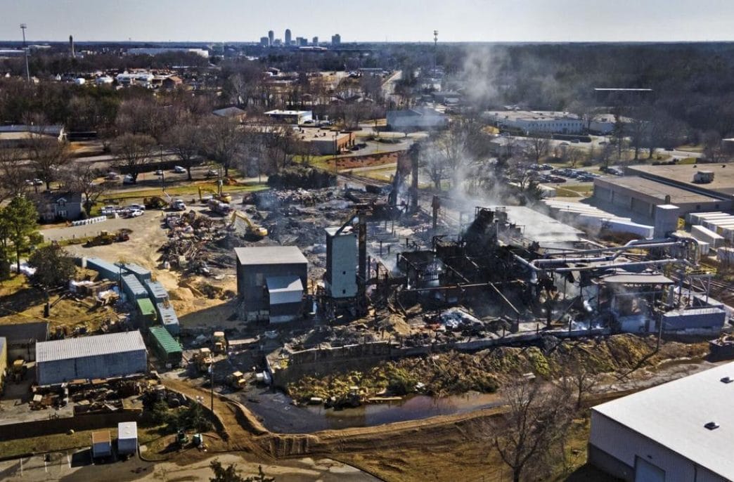 Снесенный завод Winston Weaver по-прежнему несет экологическую угрозу