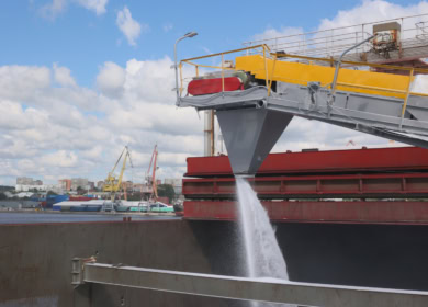 «ТОАЗ» вновь начал отгружать карбамид речным транспортом