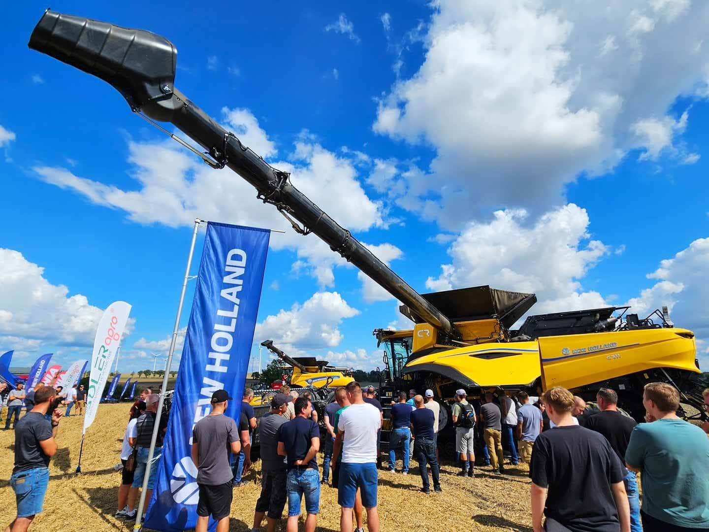 New Holland представила новое поколение флагманского комбайна CR11