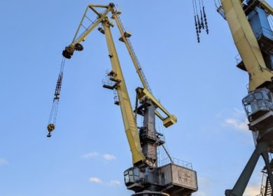 В МБТ завершили капремонт портального крана «Аист»