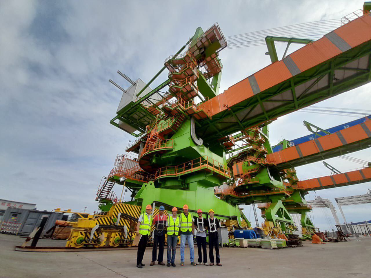 В Port Favor прибыла первая судопогрузочная машина